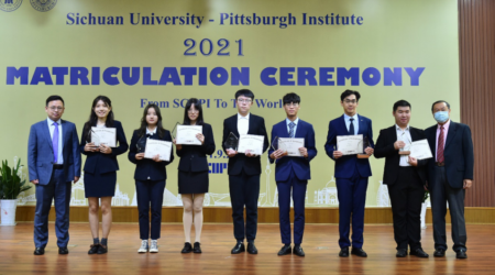 图为获奖员工与校领导、学院领导及教师代表合影