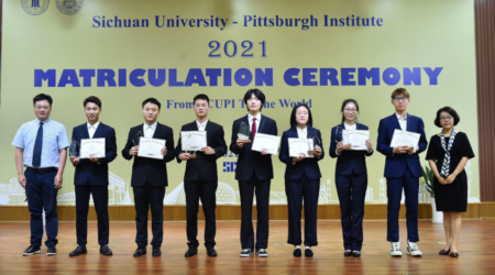 图为获奖员工与校领导、学院领导及教师代表合影