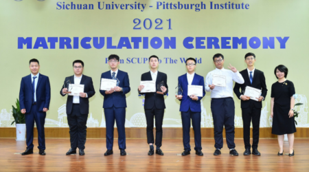 图为获奖员工与校领导、学院领导及教师代表合影