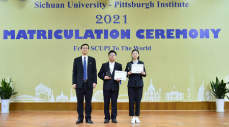 图为获奖员工与校领导、学院领导及教师代表合影